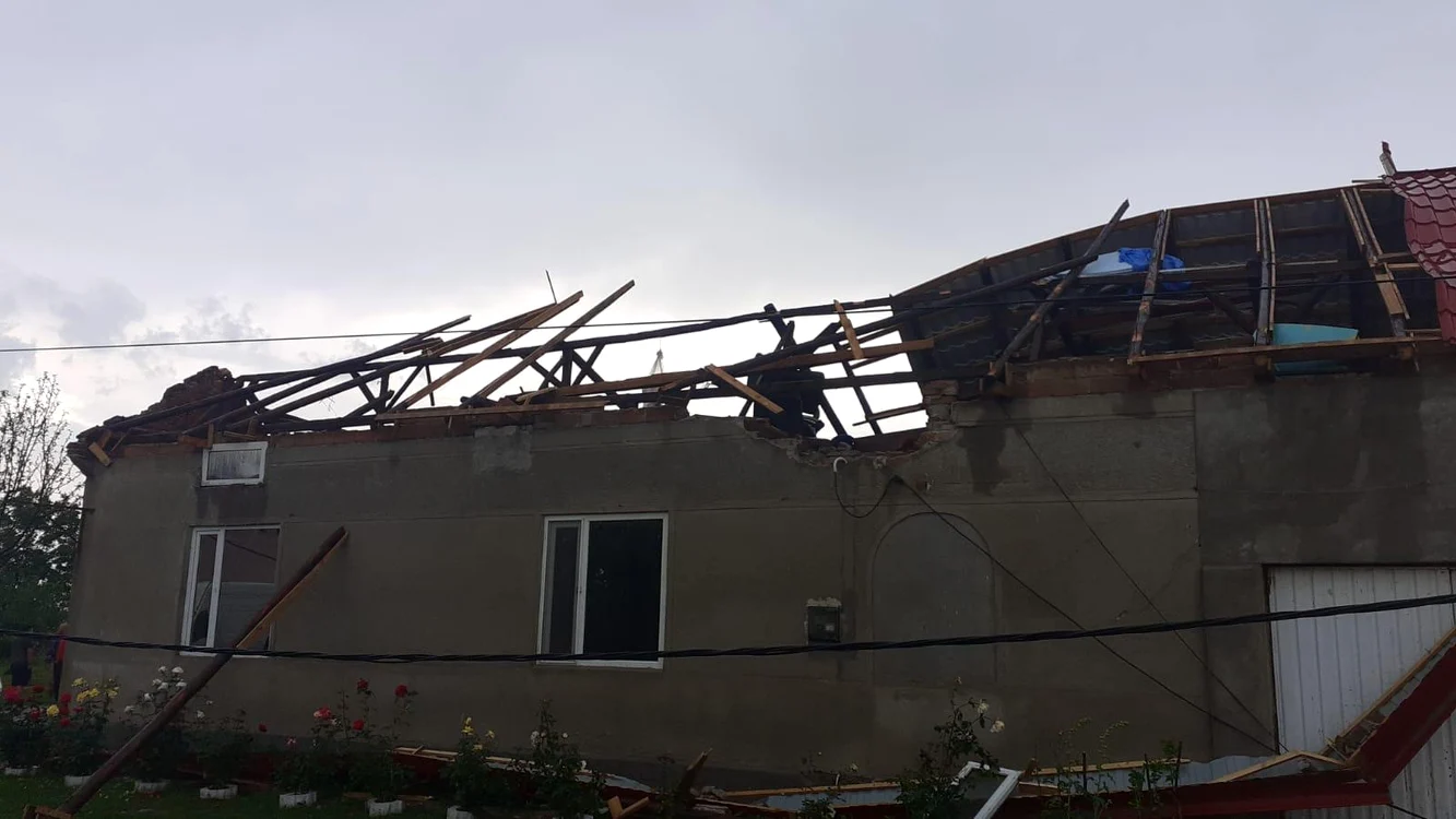 Casa a rămas de tot fără acoperiș
