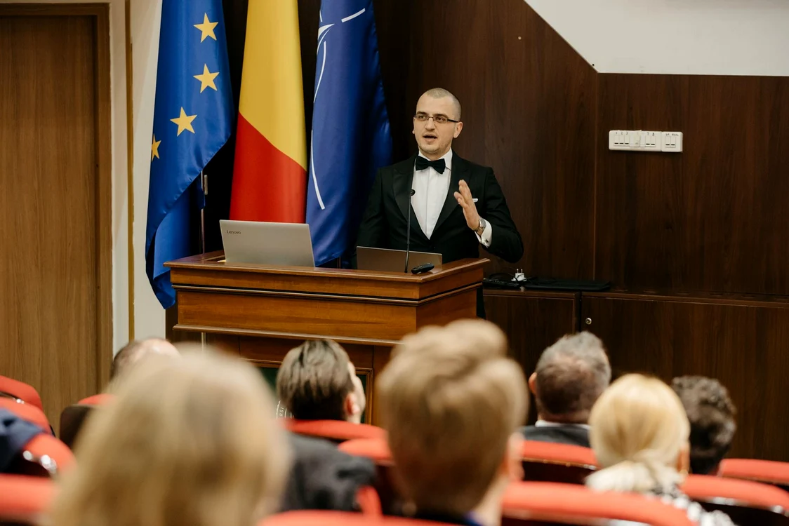 George Ungureanu poate primi 250 de euro despăgubiri deoarece cursa a întărziat mai mult de 3 ore. 