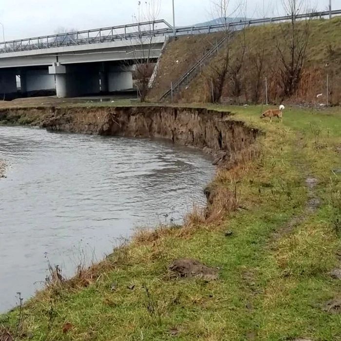 malul raului orastie surpat sub autostrada foto ione bildea facebook