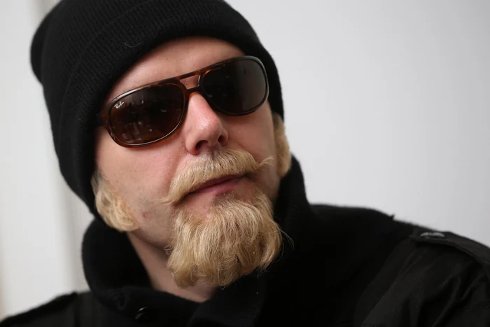 Ochelari
de soare, barbă
şi o căciulă
neagră trasă până aproape de ochi, deghizarea lui Thomas Kuban de la întâlnirea cu presa FOTO Getty Images/Guliver