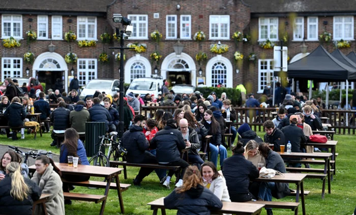 
    Peste 2,7 milioane de britanici  au luat cu asalt terasele  din centrele oraşelor Fotografii: Gettyimages/Profimedia   