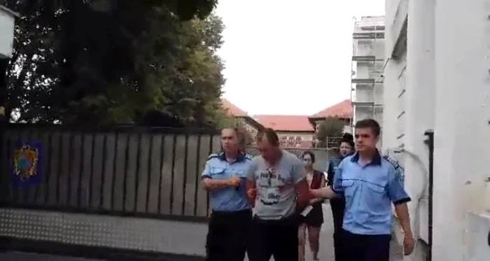 Mama fetiţei şi concubinul acesteia sunt duşi la Tribunal cu propunere de arestare preventivă