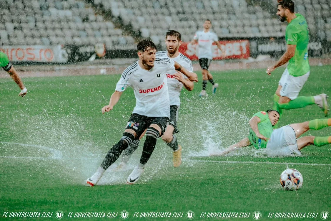 Gazonul a devenit o imensă baltă FOTO Facebook FC Universitatea Cluj