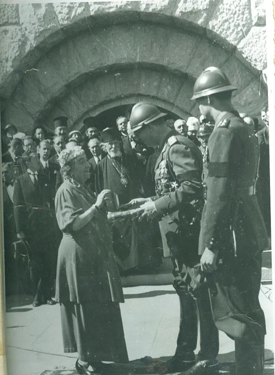 Alexandrina Cantacuzino preda Regelui Carol al II-lea medalia comemorativa a sfiintirii mausoleului