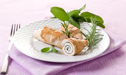 rulada de pui cu sos pesto jpeg