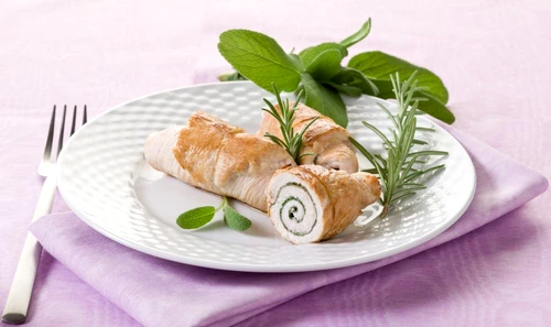 rulada de pui cu sos pesto jpeg