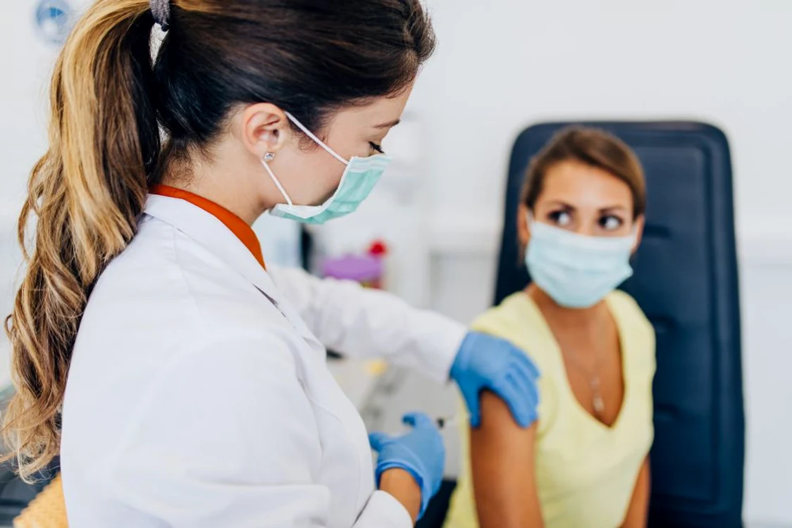 
    Chiar dacă suntem vaccinați, trebuie să ne protejăm și să respectăm restricțiile impuse de autorități  