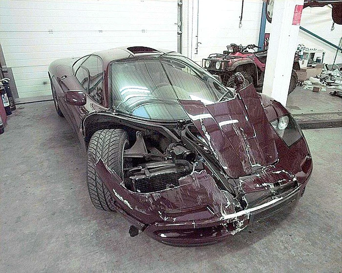 1999 - Face praf bolidul într-o parcare subterană