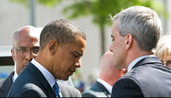 Preşedintele Barack Obama, în dialog cu şeful personalului, de la Casa Albă, Denis McDonough.