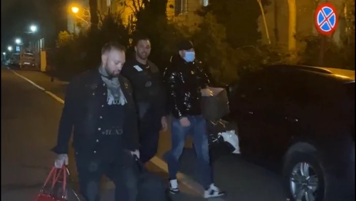 Alex Bodi (la mijloc), alături de prietenul său şi inculpatul Lăcătuş Captură video