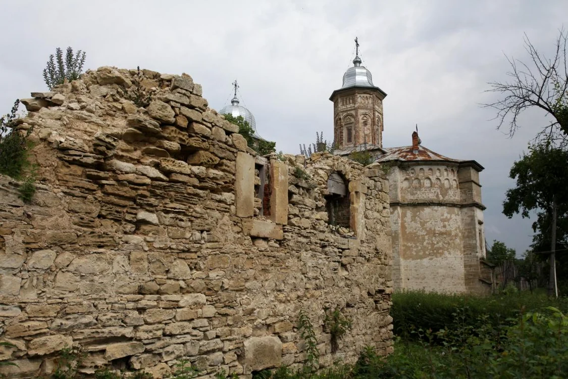
    Mormântul domnitorului din Moldova Eustratie Dabija se află la Mănăstirea Bârnova,FOTO: barnova.mmb.ro  