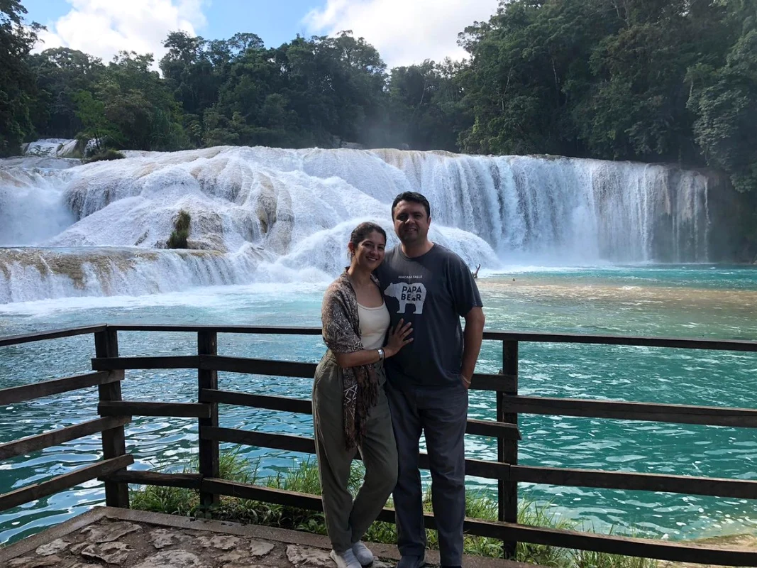 Eugen Degeratu - românul stabilit în Cancun - Mexic - manager într-un hotel de cinci diamante - în imagine împreună cu soţia într-o vizită prin Mexic Foto Adevărul - credit Eugen Degeratu