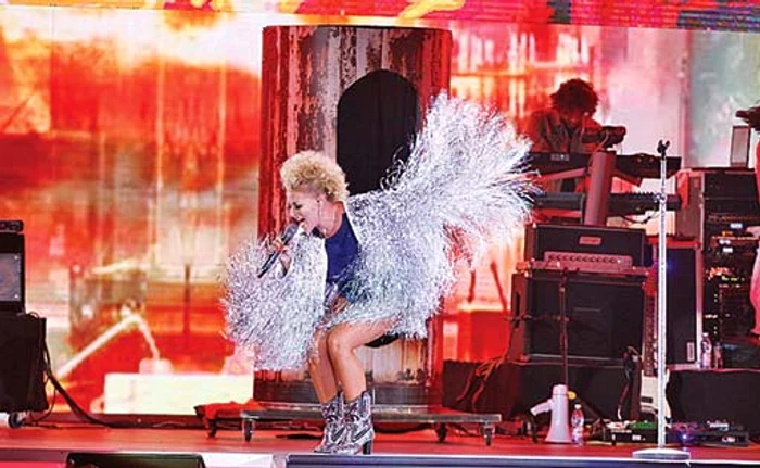 Delia a purtat peste body o pelerină fabuloasă