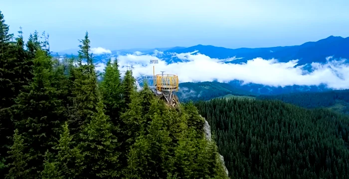 Pasarela cu podea de sticlă, nouă atracție pe Piatra Șoimului / foto: captură video