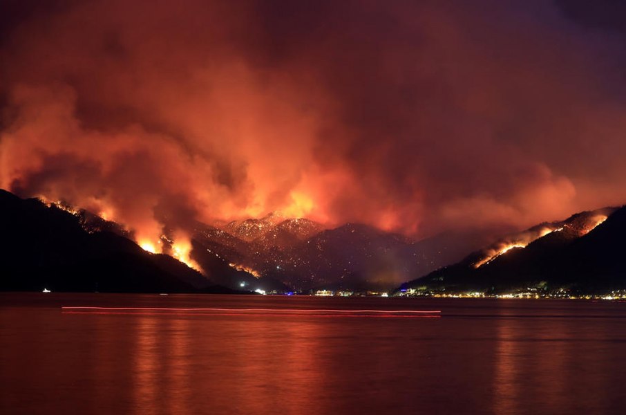Turiști români din Turcia, evacuați din hoteluri din cauza incendiilor de vegetație VIDEO