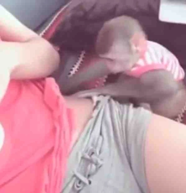 
    Maimuţa este intrigată de lenjeria intimă a feteicaptură video  