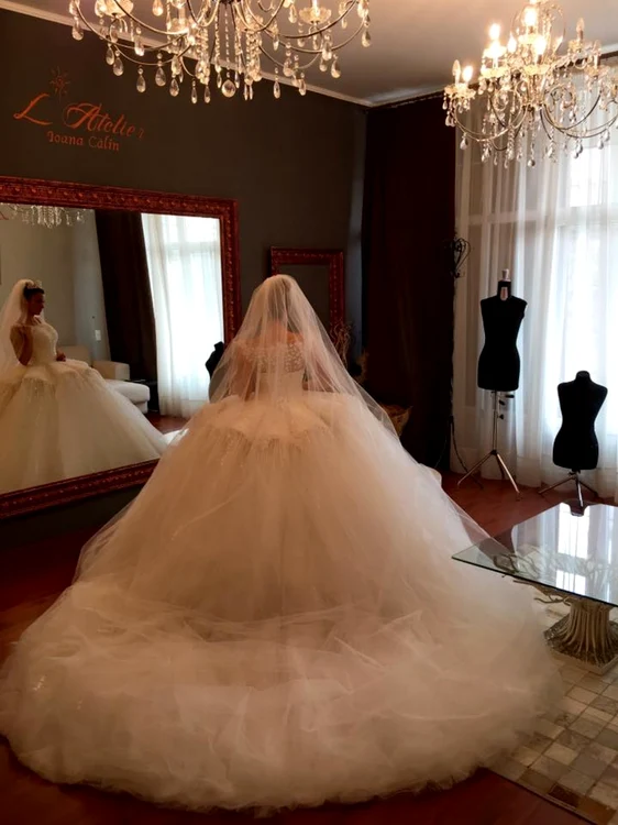 Rochia are diametru de un metru la brâu şi de 2,4 metri la bază - foto: Facebook L`atelier Ioana Calin