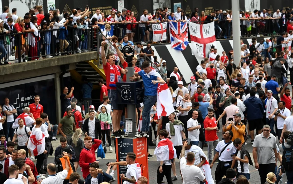 
    Câteva mii de fani fără bilet au luat cu asalt stadionul Wembley la finala Euro 2020Foto: EPA-EFE  