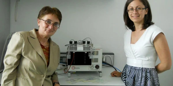 Carmen Socaciu de la USAMV Cluj (stânga), profesoara ce a creat noua cremă, alături de doctorandul Oana Pop (dreapta) 