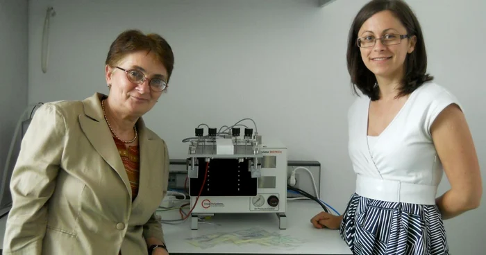 Carmen Socaciu de la USAMV Cluj (stânga), profesoara ce a creat noua cremă, alături de doctorandul Oana Pop (dreapta)