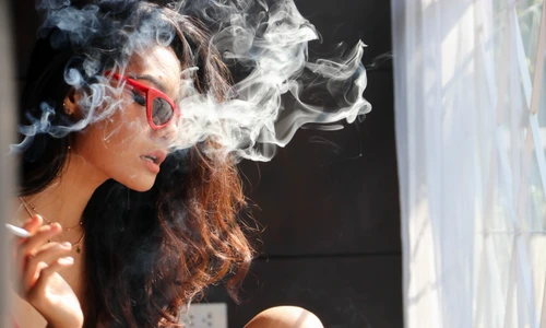 Fumat - tigara - femeie care fumeaza FOTO Shutterstock 