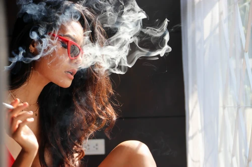 Fumat - tigara - femeie care fumeaza FOTO Shutterstock 