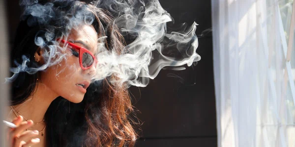 Fumat - tigara - femeie care fumeaza FOTO Shutterstock 