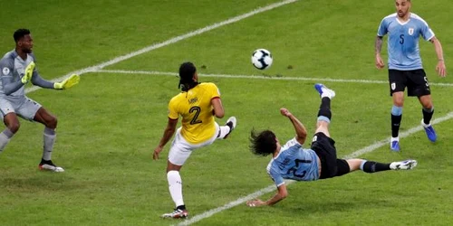 Uruguayanul Edinson Cavani înscrie pentru 2-0 în timpul meciului de fotbal de la Copa America 2019 Grupa C între Uruguay şi Ecuador pe stadionul Mineirao din Bello Horizonte Brazilia FOTO EPA-EFE / Paulo Fonseca