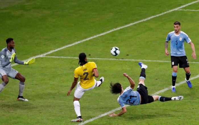 Uruguayanul Edinson Cavani înscrie pentru 2-0 în timpul meciului de fotbal de la Copa America 2019 Grupa C între Uruguay şi Ecuador pe stadionul Mineirao din Bello Horizonte Brazilia FOTO EPA-EFE / Paulo Fonseca