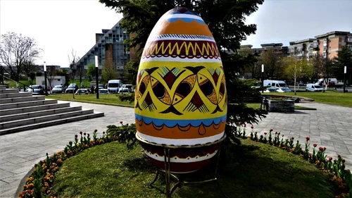 Râmnicu Vâlcea ornat cu ouă gigant pentru sărbătorile pascale Foto Gaby Henning