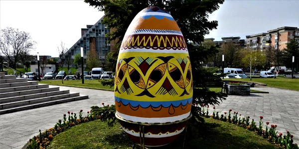 Râmnicu Vâlcea ornat cu ouă gigant pentru sărbătorile pascale Foto Gaby Henning