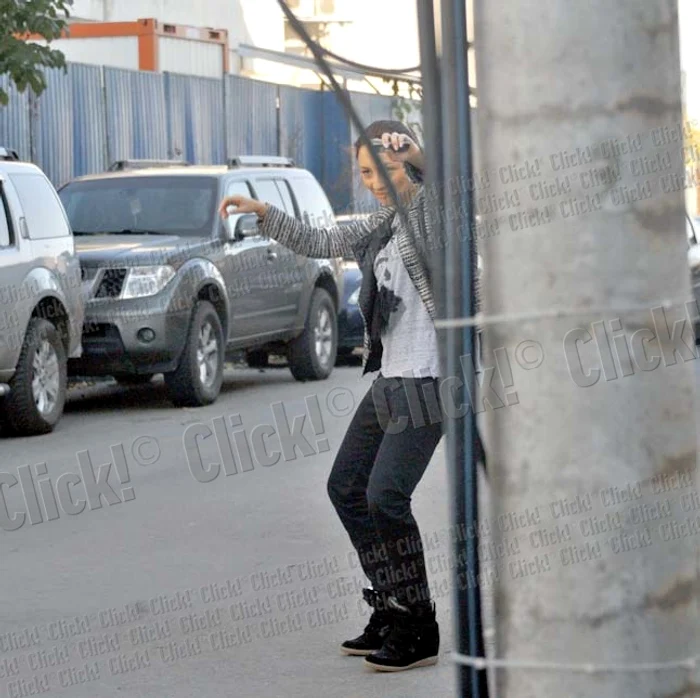 Binedispusă din motive doar de ea ştiute, vedeta a dat o repre- zentaţie pe cinste în faţa trecătorilor, miraţi s-o recunoască