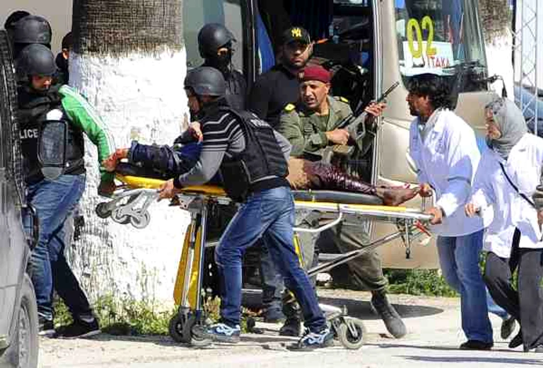 
    Cel puțin 27 de turiști au murit într-un atac terorist ce a avut loc la două hoteluri din stațiunea Sousse, în Tunisia.Foto: AP  