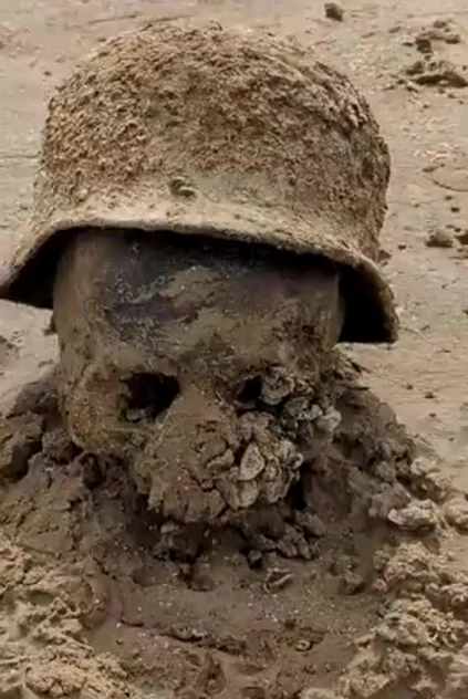 Unul dintre cranii purta o cască nazistă FOTO Twitter