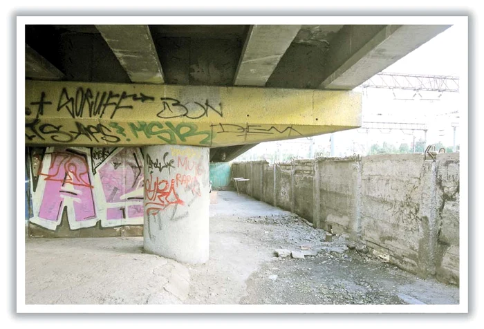 “Apartamentul” nu are uşă şi este amenajat sub una din bretelele podului