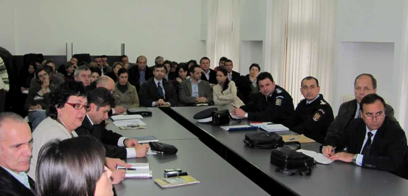 Membrii Colegiului Prefectural au fost „urecheaţi” de prefect 