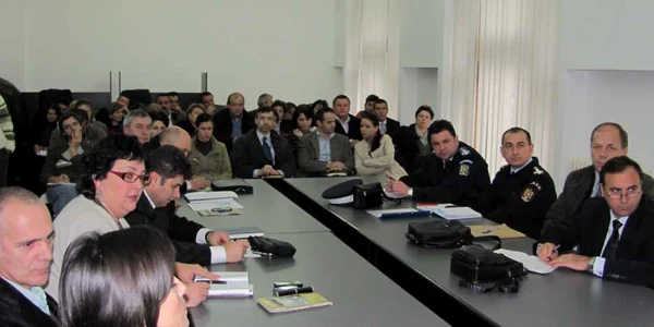 Membrii Colegiului Prefectural au fost „urecheaţi” de prefect 