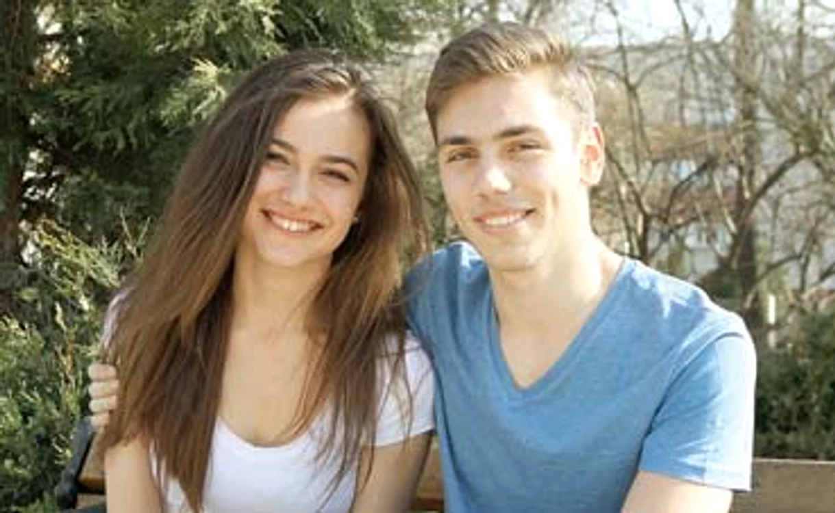 
    După ore, Maria şi Vlad (17 ani)  au ieşit la o promenadă în parcFoto: Florin Şuler  