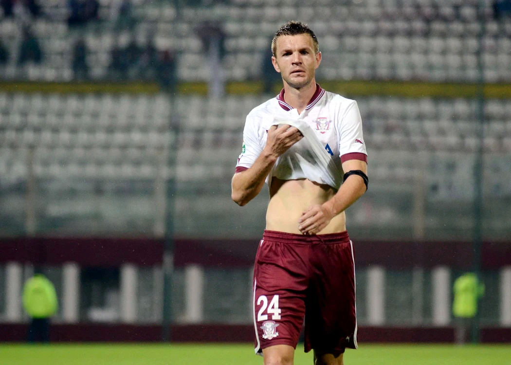 Ioan Mera paraseste terenul dupa ce a primit cartonas rosu