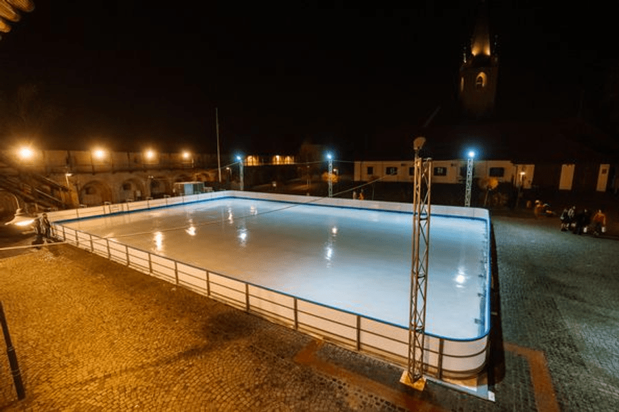 S-a deschis patinoarul din Cetatea Medievală Târgu Mureș. Ce tarife vor plăti iubitorii gheții