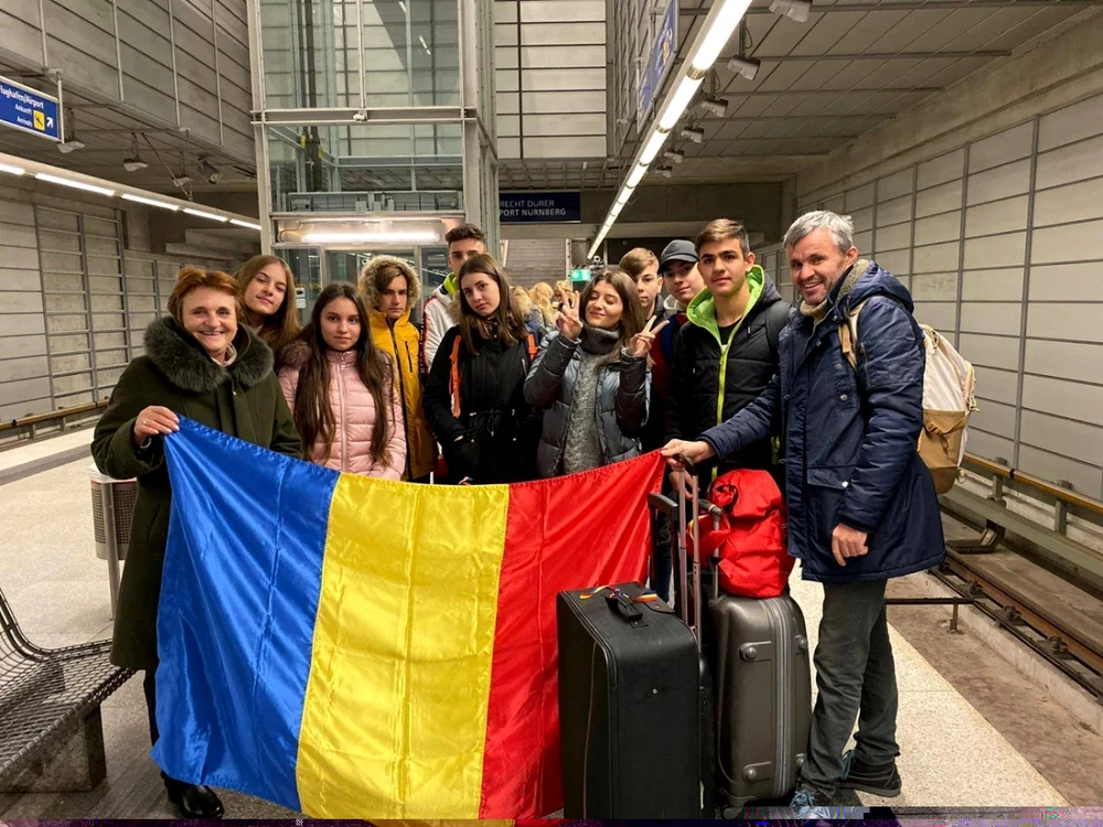 Elevi şi profesori ai şcolii din Ialomiţa, într-o gară din Germania (decembrie 2019)