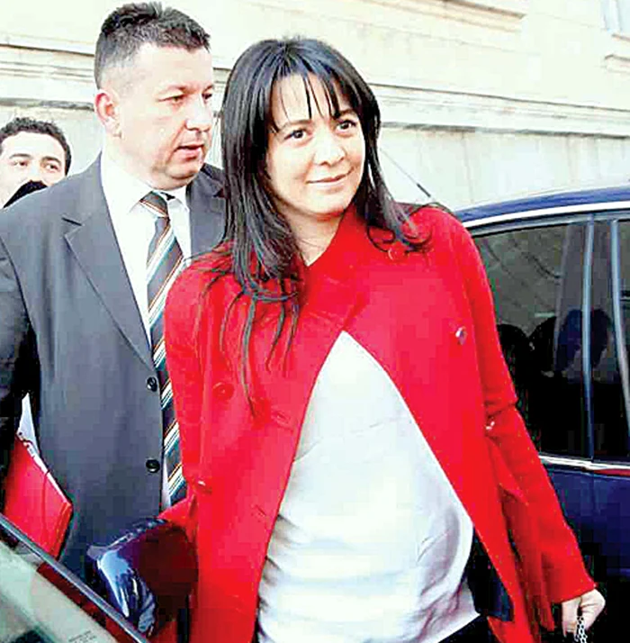 Însărcinată în 4 luni, Oana Mizil a fost adusă la DNA