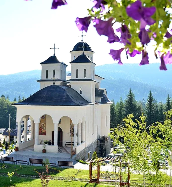 
     Pelerinaje la bisericile cu Hramul Înălţarea Sfintei Cruci  