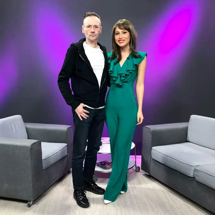 Mihai Albu, alături de prezentatoarea emisiunii "Smart Life", Flori Stoian