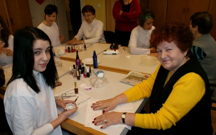Vârstnicii au savurat din plin tratamentul din partea elevilor
