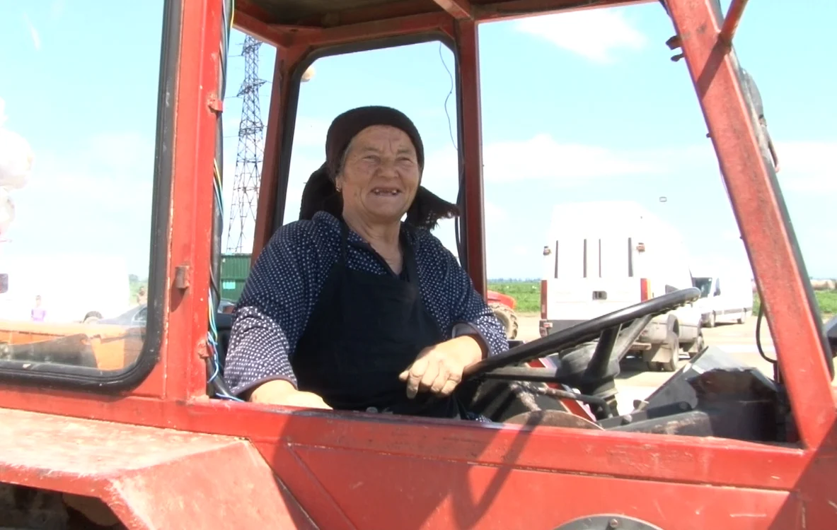 
    Tanti Mița are permis pentru tractor de 42 de aniFoto: mditv.ro  