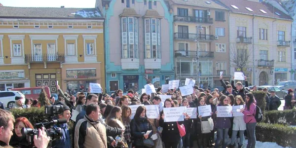 Protest al studenţilor UMF în faţa Prefecturii Mureş