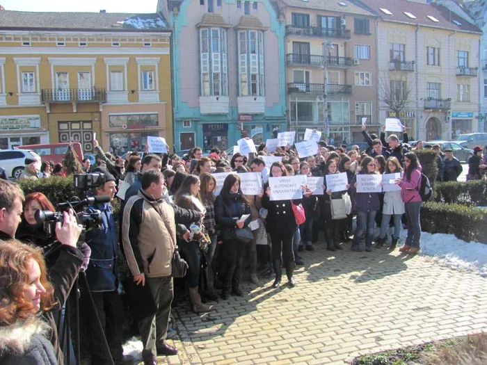 Protest al studenţilor UMF în faţa Prefecturii Mureş