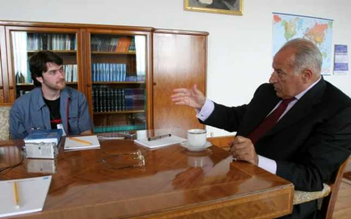Dan Voiculescu (dreapta), în biroul său de la Senat, în 2005