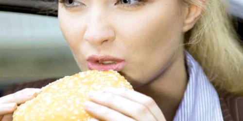 În ciuda gustului plăcut, alimentele nesănătoase trebuie evitate pentru că pot provoca insomnie 